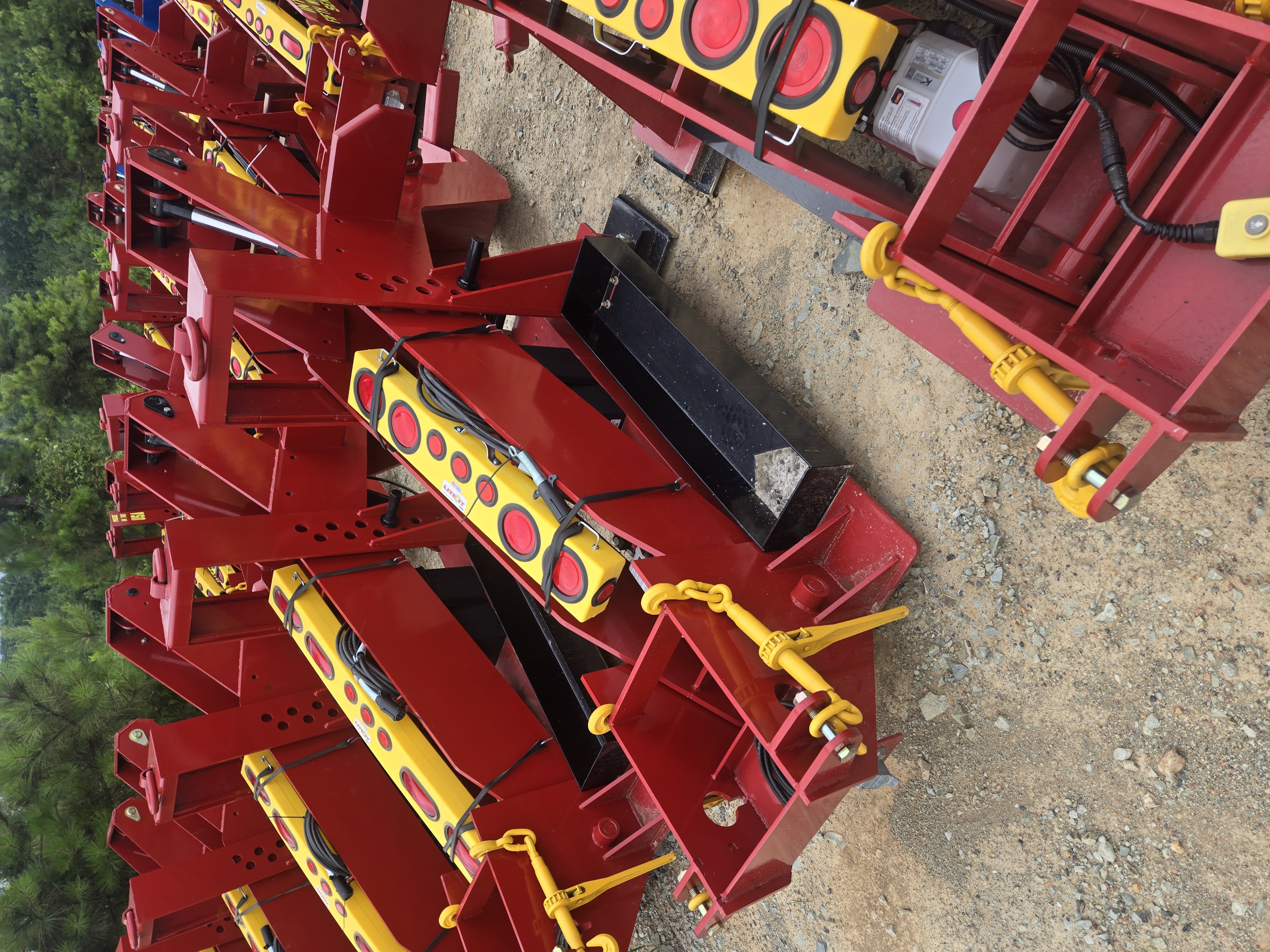 Fifth wheel wrecker boom during nighttime roadside recovery