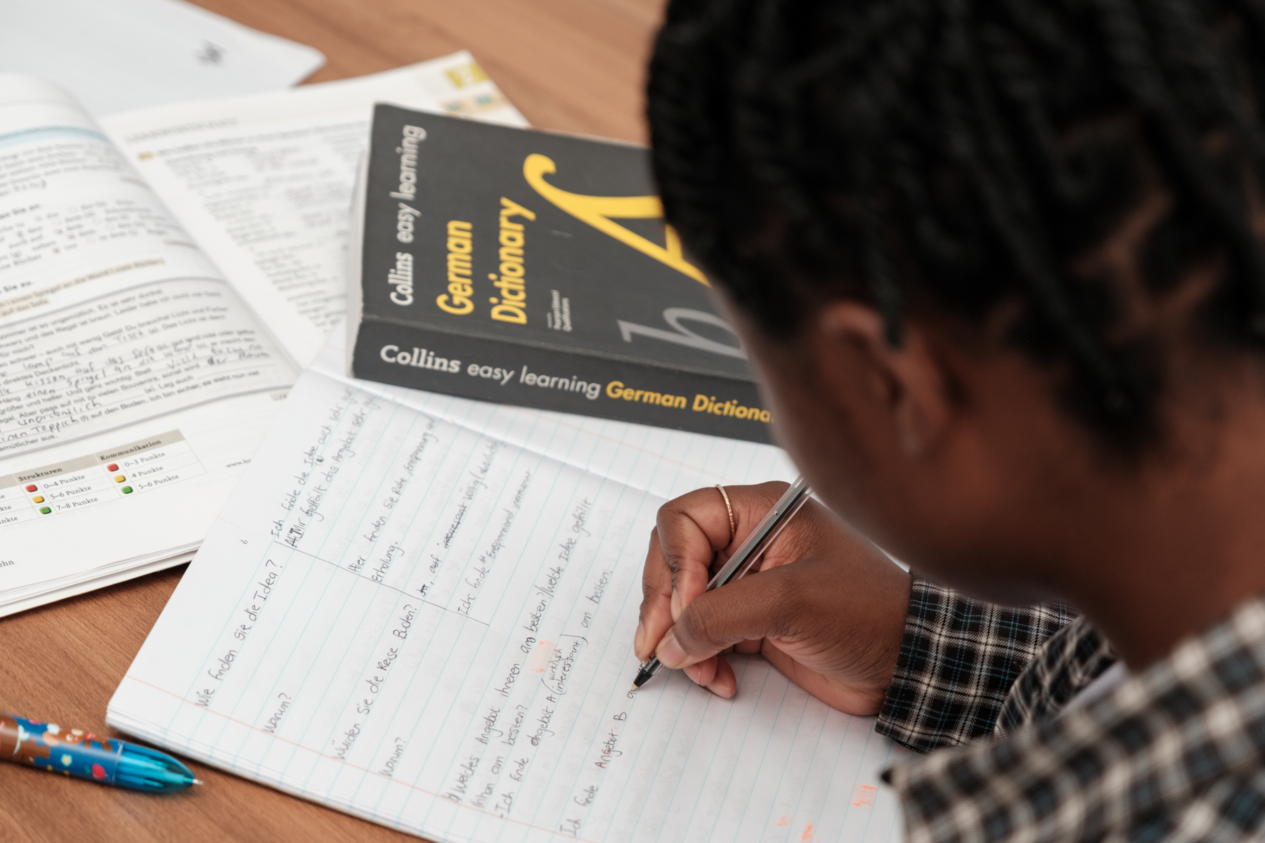 Auszubildende schreibt während des Unterrichts in ihr Arbeitsbuch