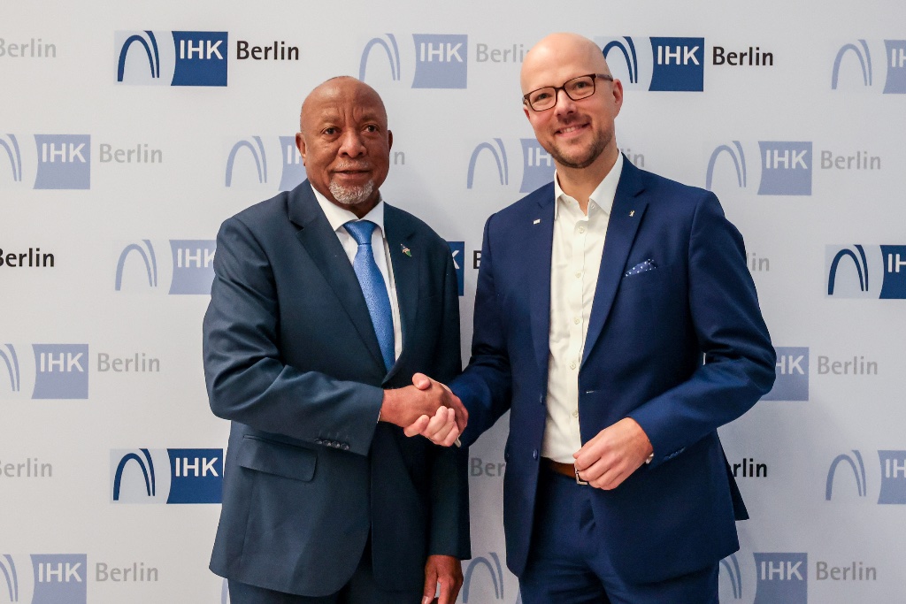 Handsschlag – Partnerschaft mit der IHK Berlin