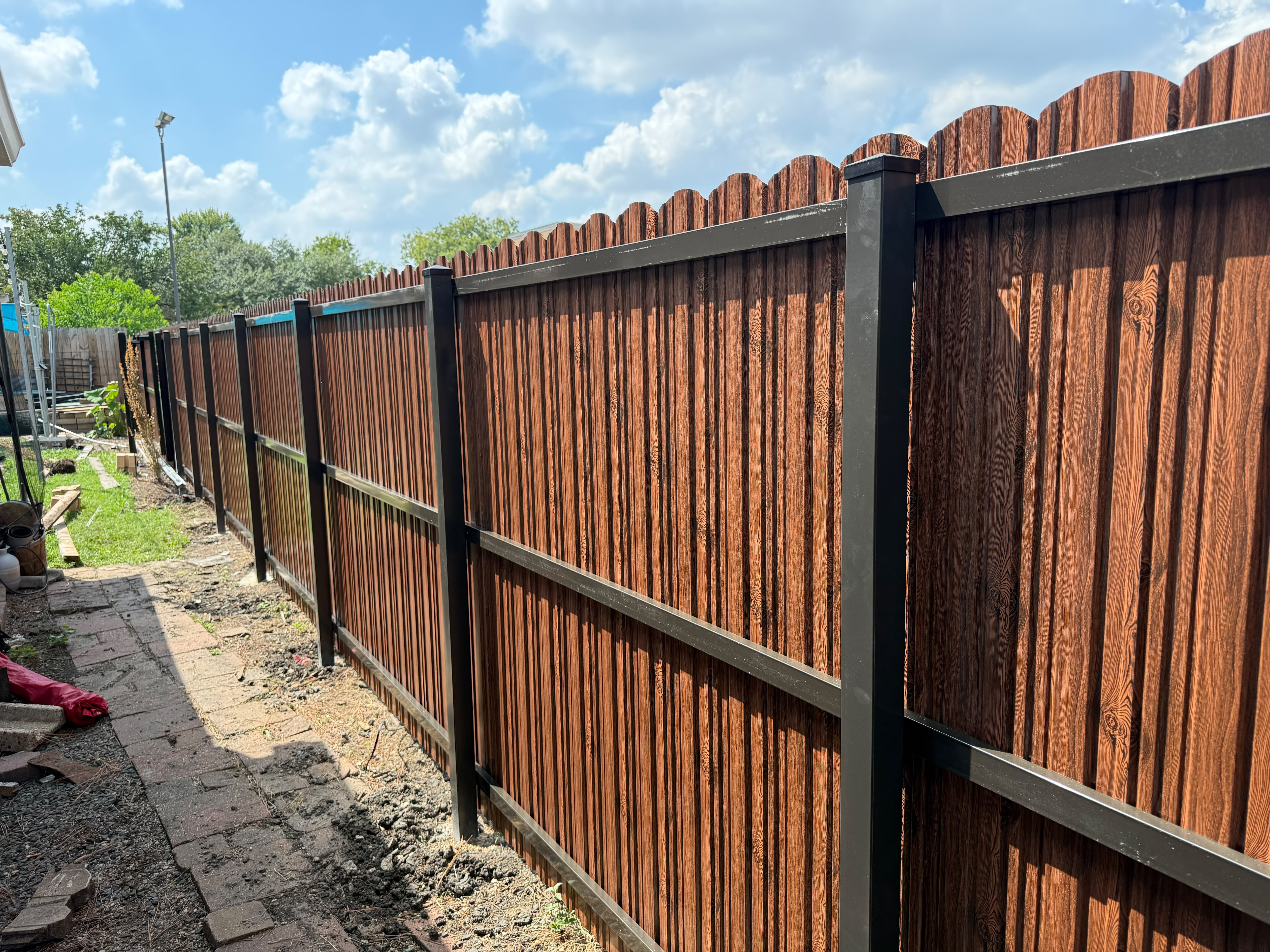 Cerca de Metal Durafence — Acabado Madera Claro — Cerca de Metal Durafence en Brownsville, TX