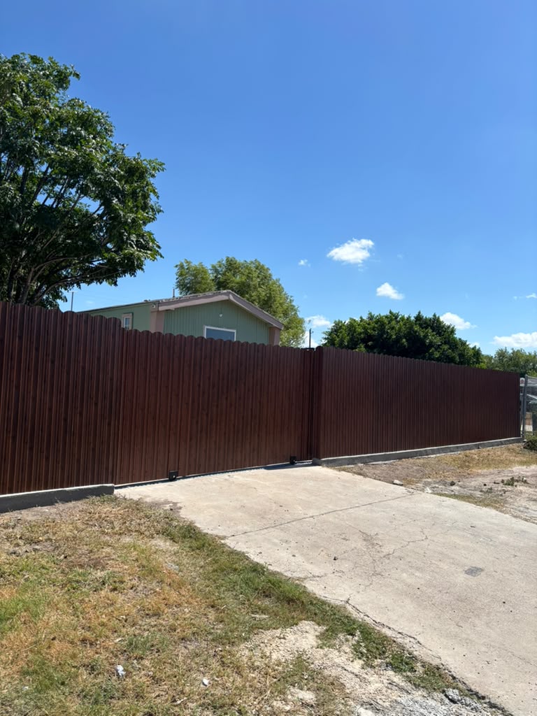 Cerca de Metal Durafence — Acabado Madera — Cerca de Metal Durafence en Brownsville, TX