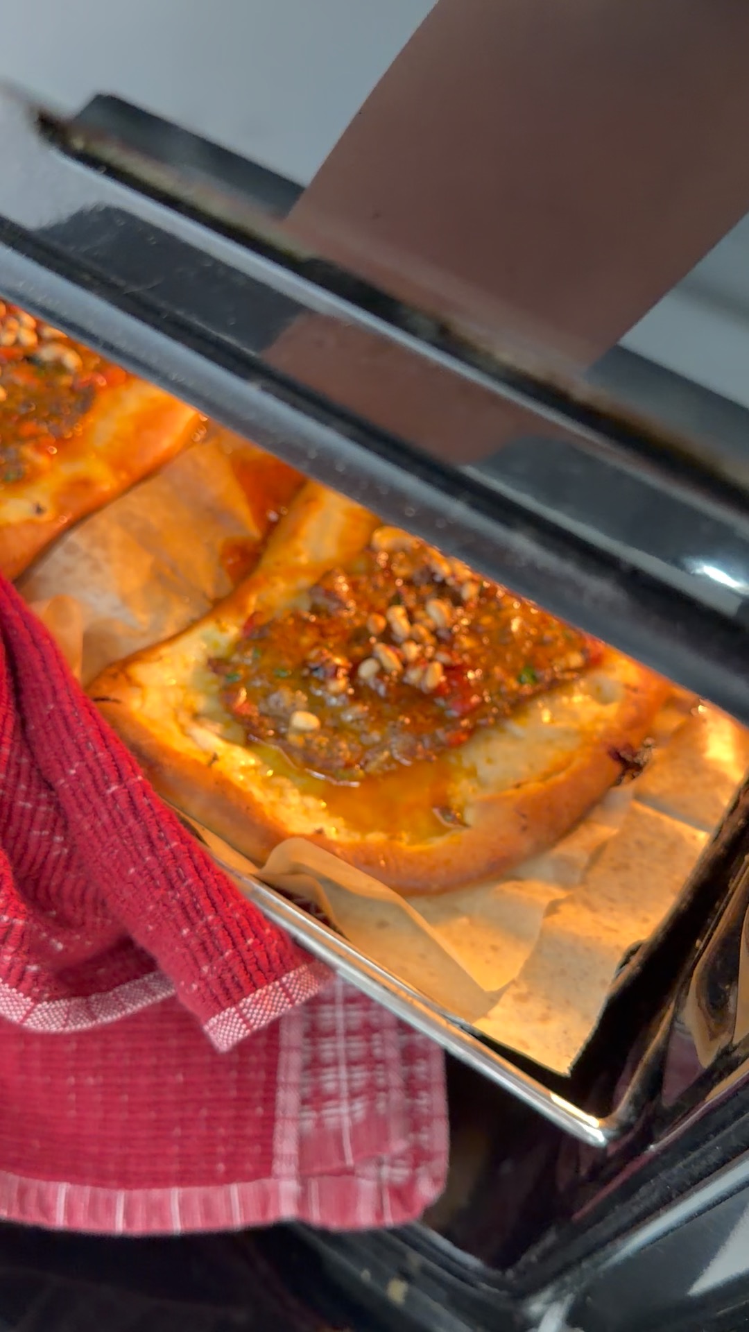 לחמעגון בתנור עם בשר בקר מתובל וצנוברים – MAY HOME MADE.