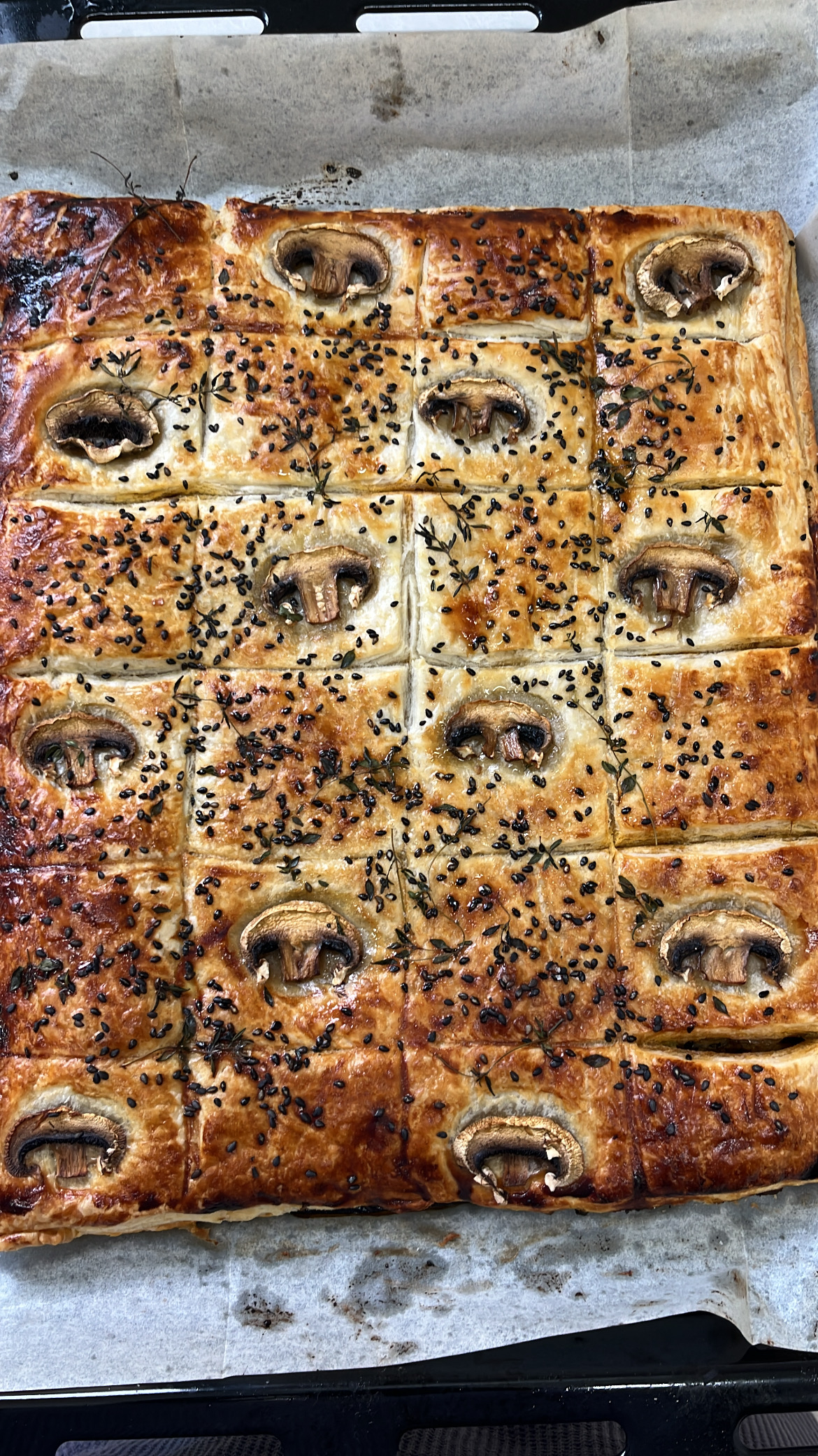 בצק בורקס עם פטריות לפני אפייה