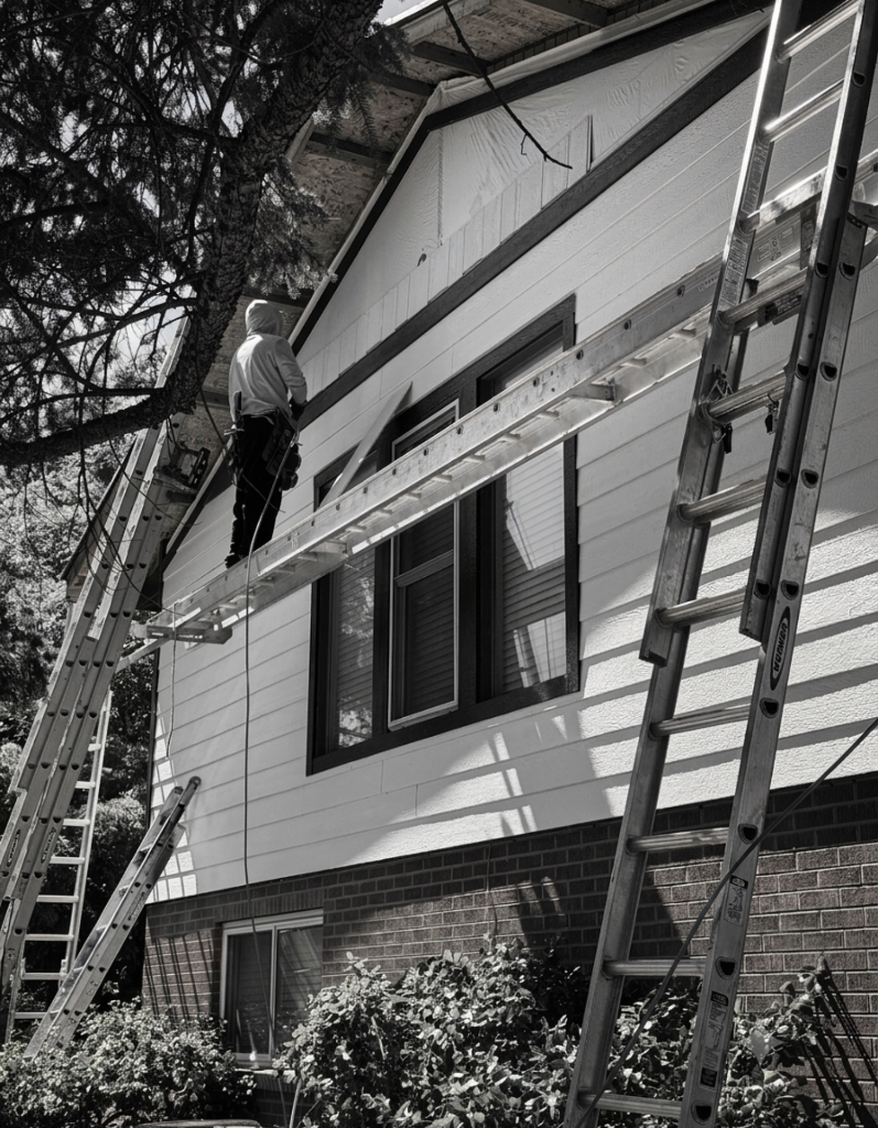 Craftsman installing siding
