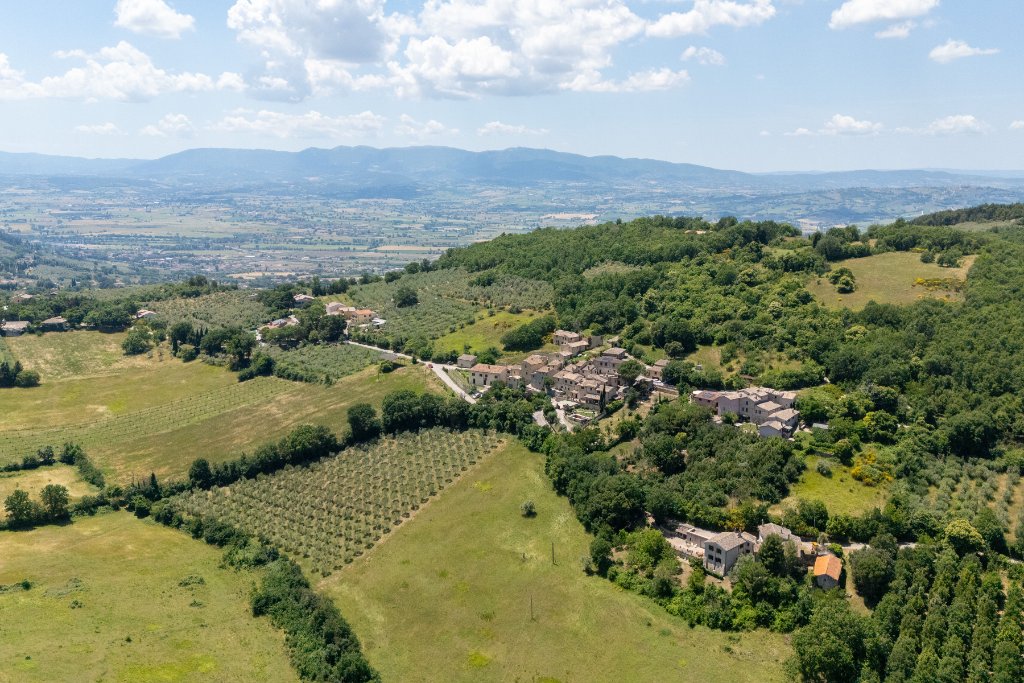 Casale Carla aerial view surrounded by Umbrian countryside