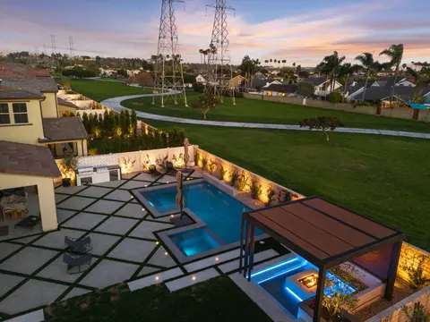 Vanishing edge detail on a luxury pool in Huntington Beach, CA