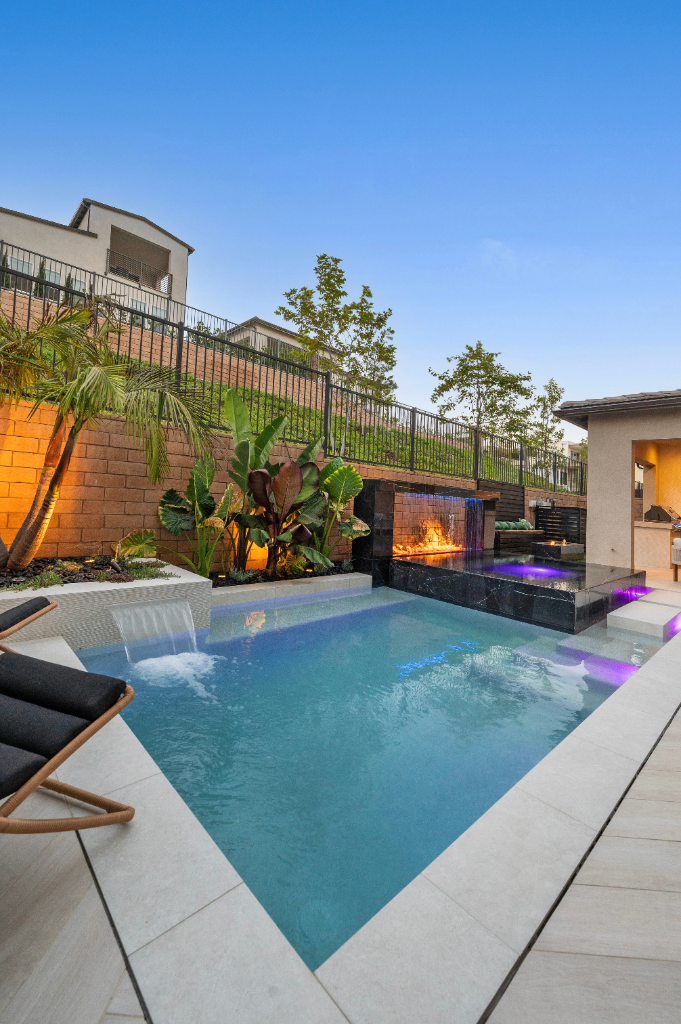 Custom pool and spa with fire feature by Coastline Pools