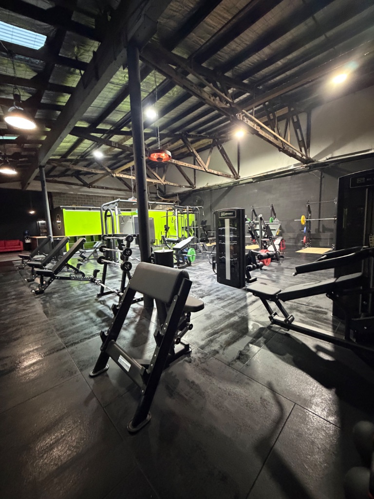 Wide-angle view of the Peak Physique Fit gym floor with state-of-the-art equipment