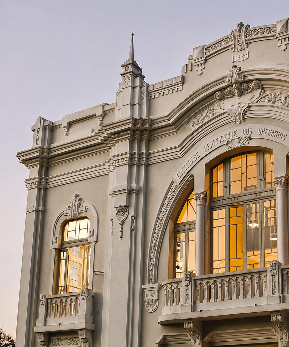 Detalhes da arquitetura histórica do Batel ao entardecer