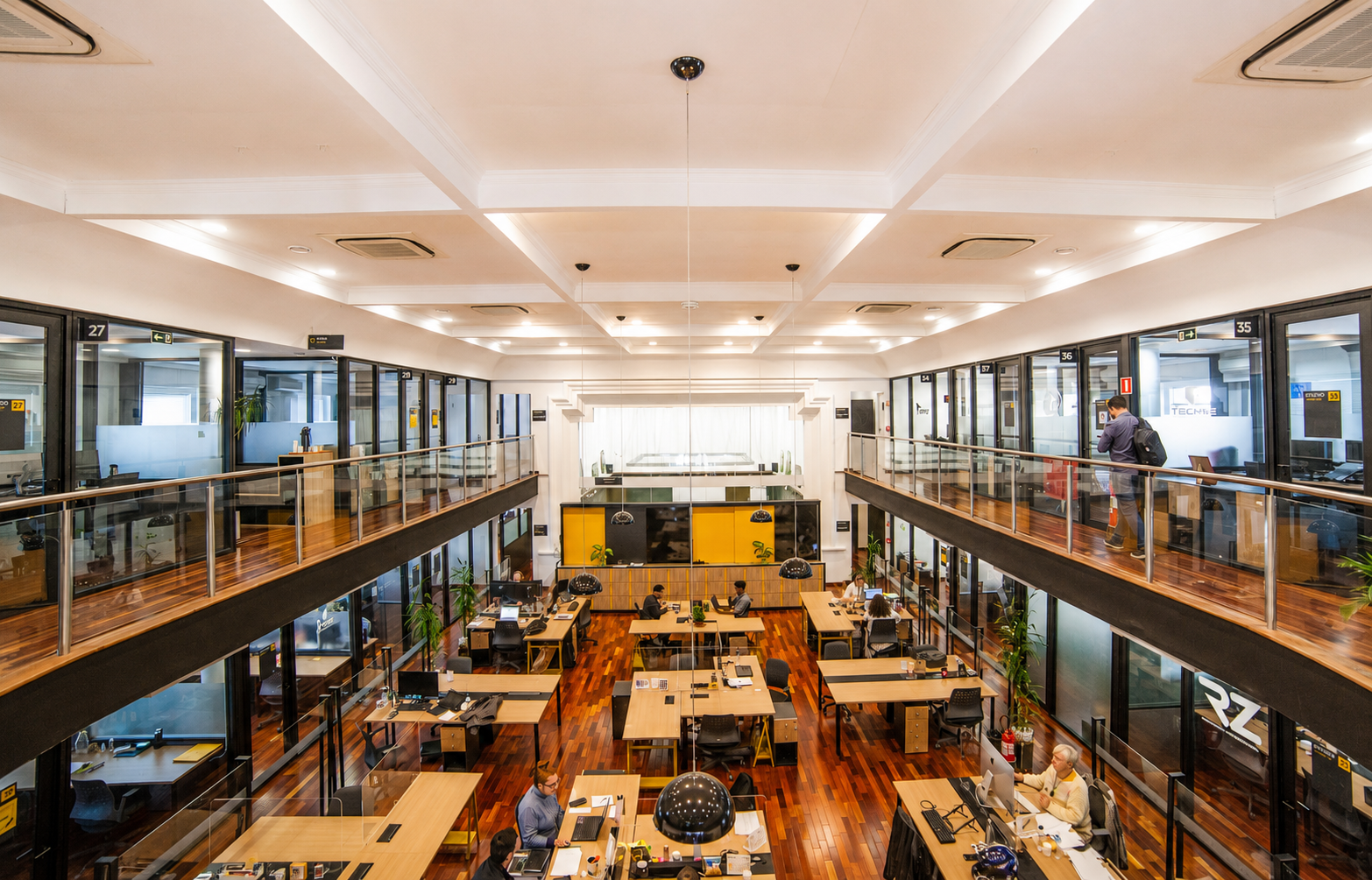 Ambiente de trabalho iluminado no Batel, Curitiba