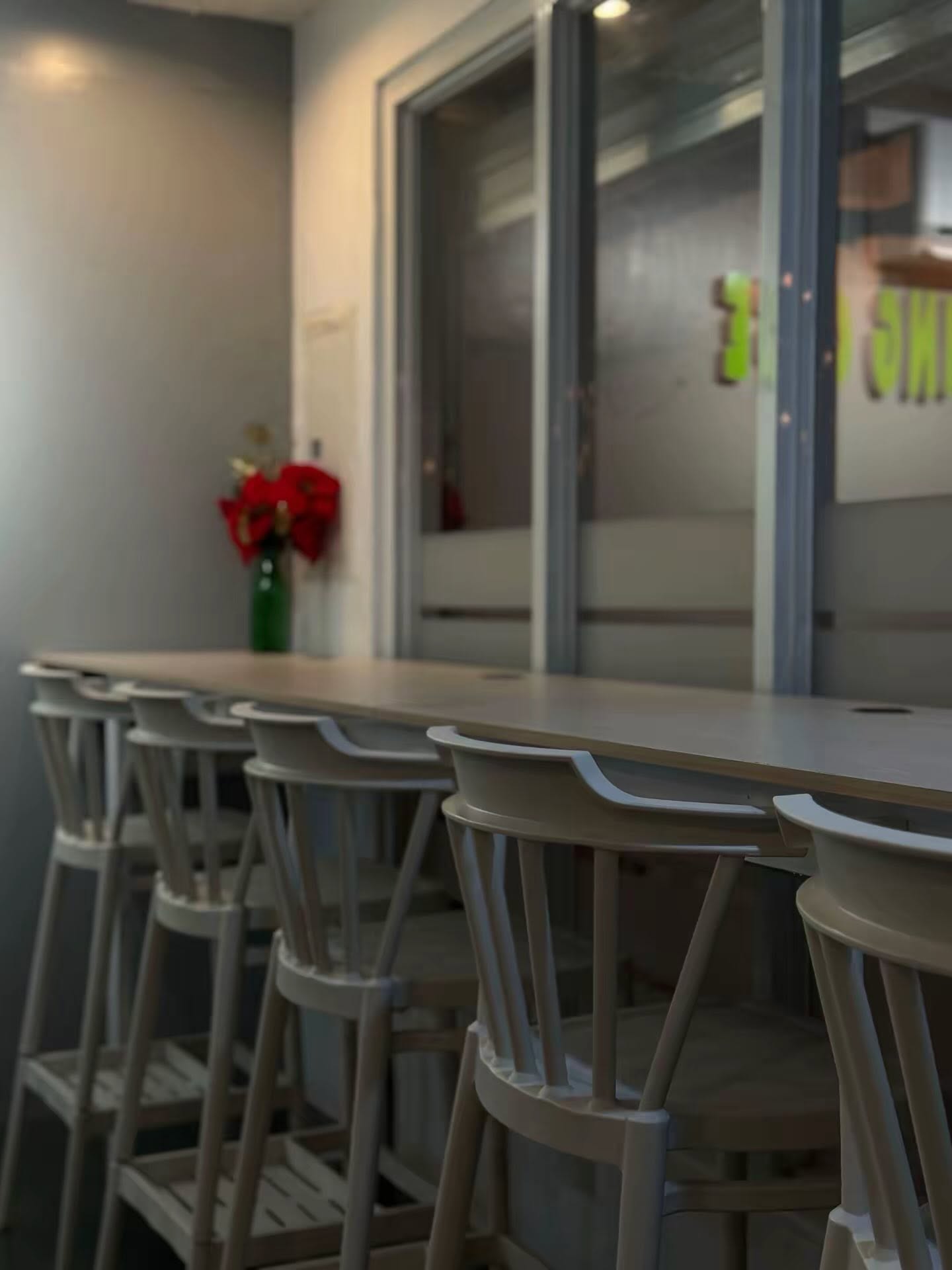 Vinzon Branch window-side bar seating