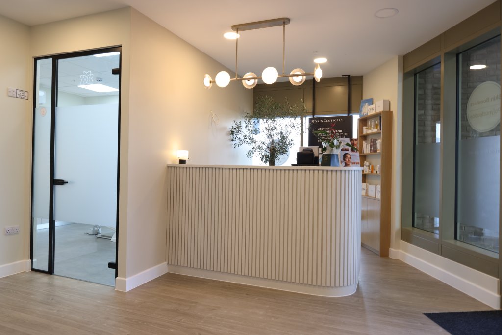 Mélo Clinic reception, warm wood slats, gilded lighting, serene atmosphere