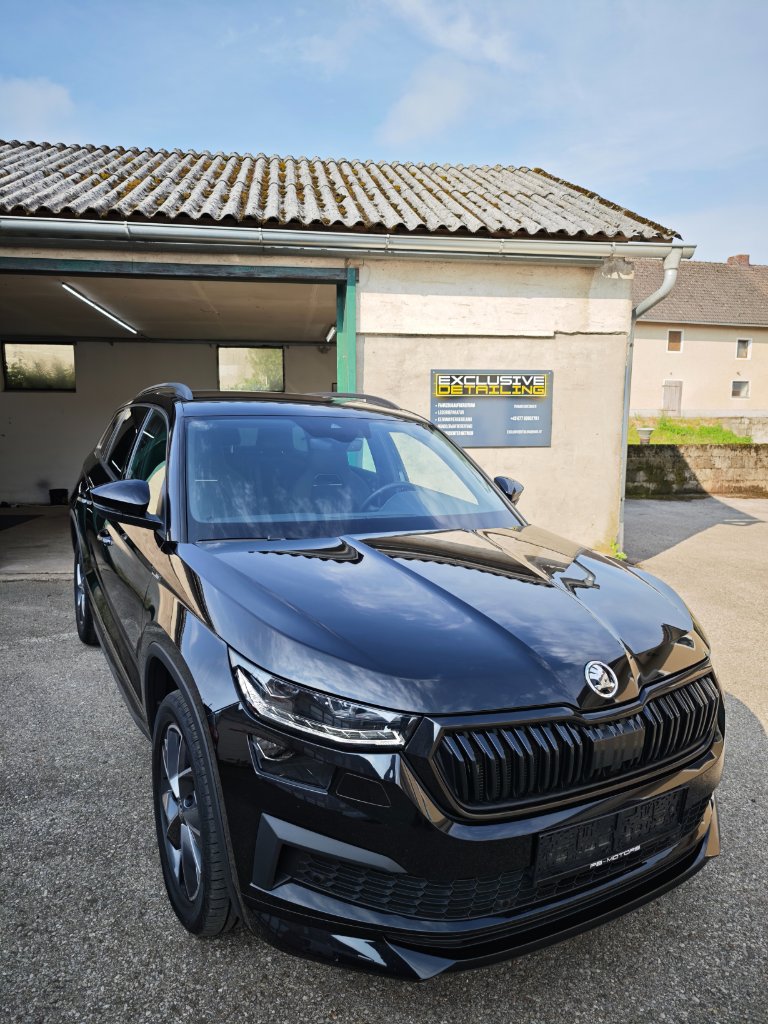 Škoda Kodiaq schwarz nach der Aufbereitung vor dem Exclusive Detailing Studio