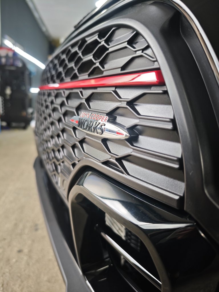 MINI John Cooper Works Kühlergrill — Detailaufnahme nach der Aufbereitung