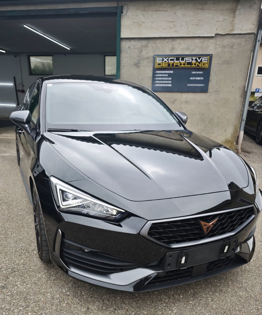 Cupra Leon nach der Aufbereitung vor dem Exclusive Detailing Studio