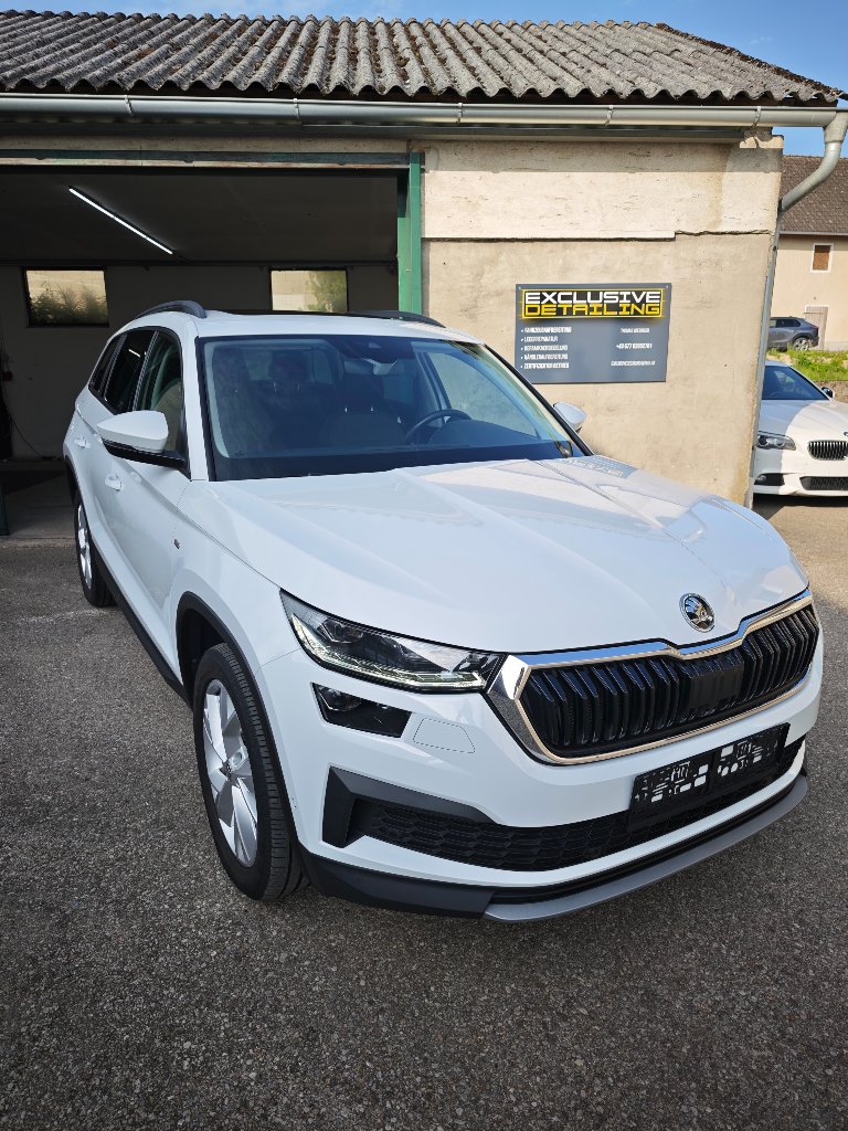 Škoda Kodiaq weiß nach der Aufbereitung vor dem Exclusive Detailing Studio