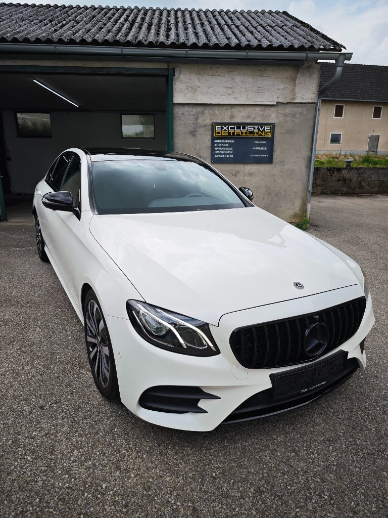 Mercedes E-Klasse Coupé nach der Aufbereitung vor dem Exclusive Detailing Studio