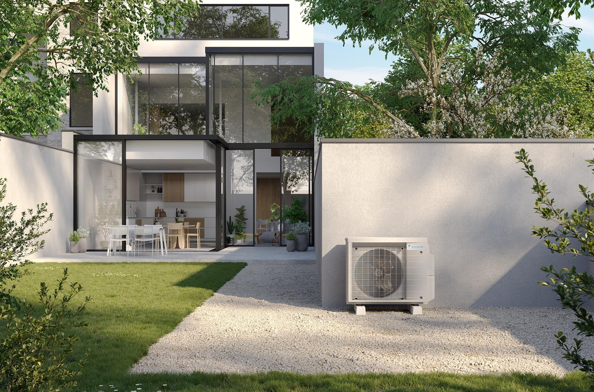 Maison moderne blanche avec châssis noirs et baies vitrées, terrasse, unité extérieure Daikin visible sur le mur, Brabant wallon