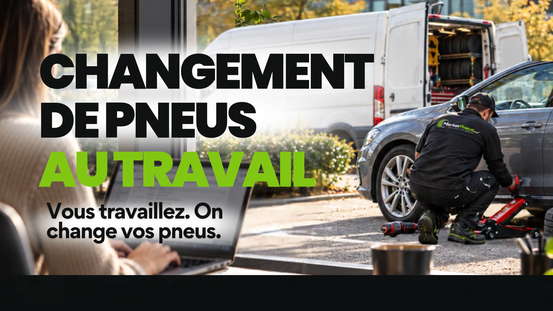 Visuel « Changement de pneus au travail » : un salarié devant son ordinateur, tandis que le technicien MarketPneus monte un pneu sur le parking en contrebas