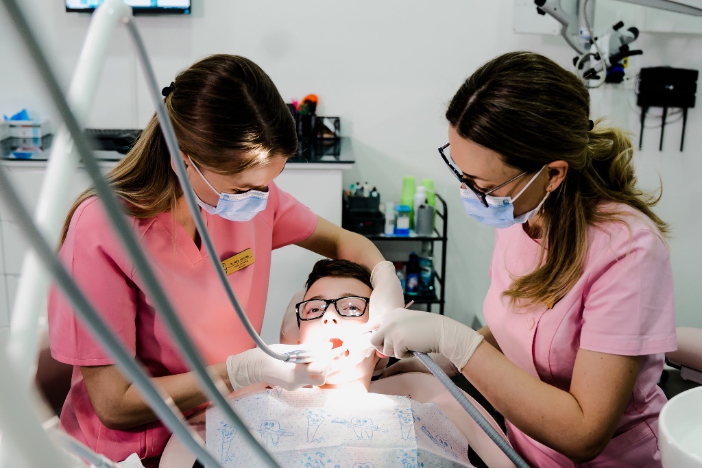 Tehnologie stomatologică modernă utilizată în clinica Dental Clinic Dr. Peicu