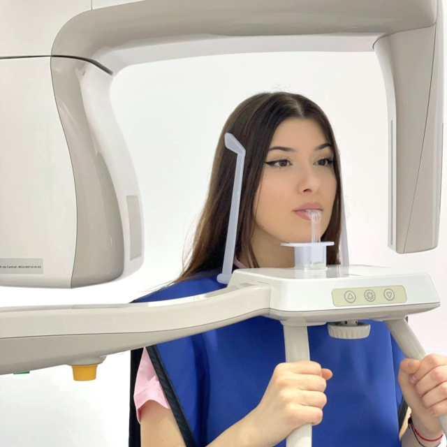 Radiografie panoramică realizată cu tehnică performantă în clinica stomatologică