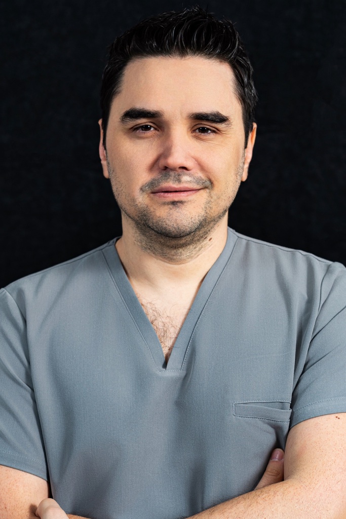 Dr. Peicu Mario Loreti — Medic cu competență în implantologie la Dental Clinic Dr. Peicu