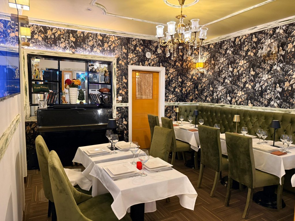 Restaurant dining room
