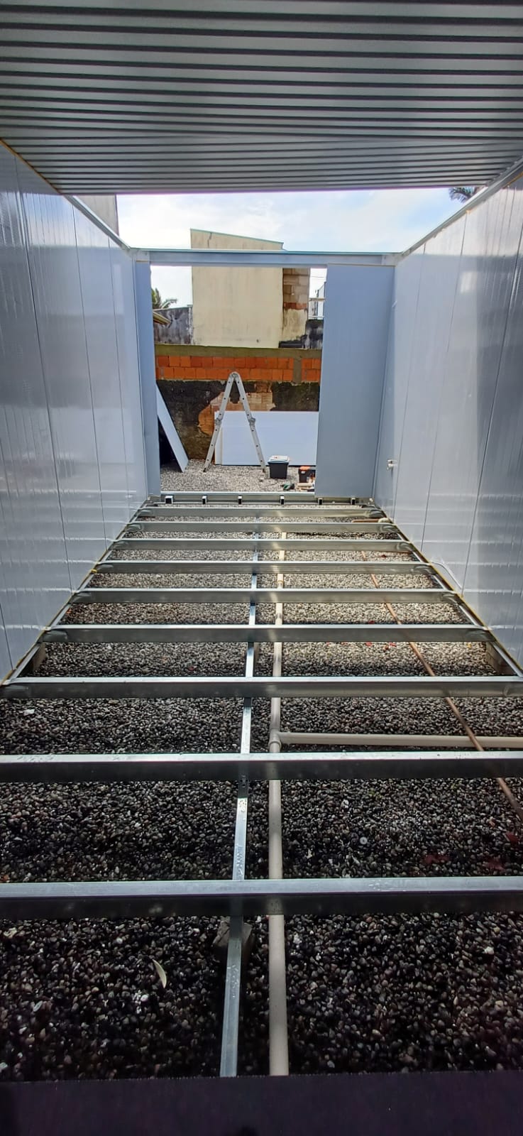 Estrutura metálica do piso do módulo modular 3x7 em fase de montagem em Itapema