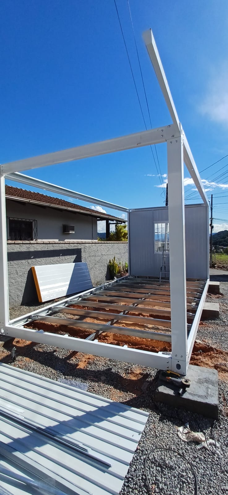 Estrutura metálica do módulo modular 3x6 com painéis laterais em fase de instalação em Guaramirim