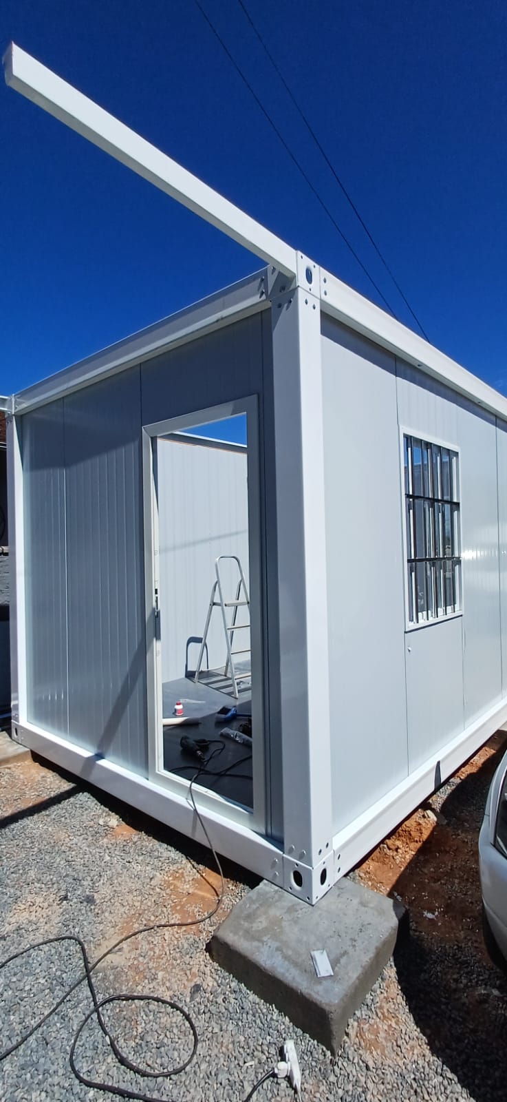 Módulo modular 3x6 com abertura de porta e viga do teto em montagem em Guaramirim