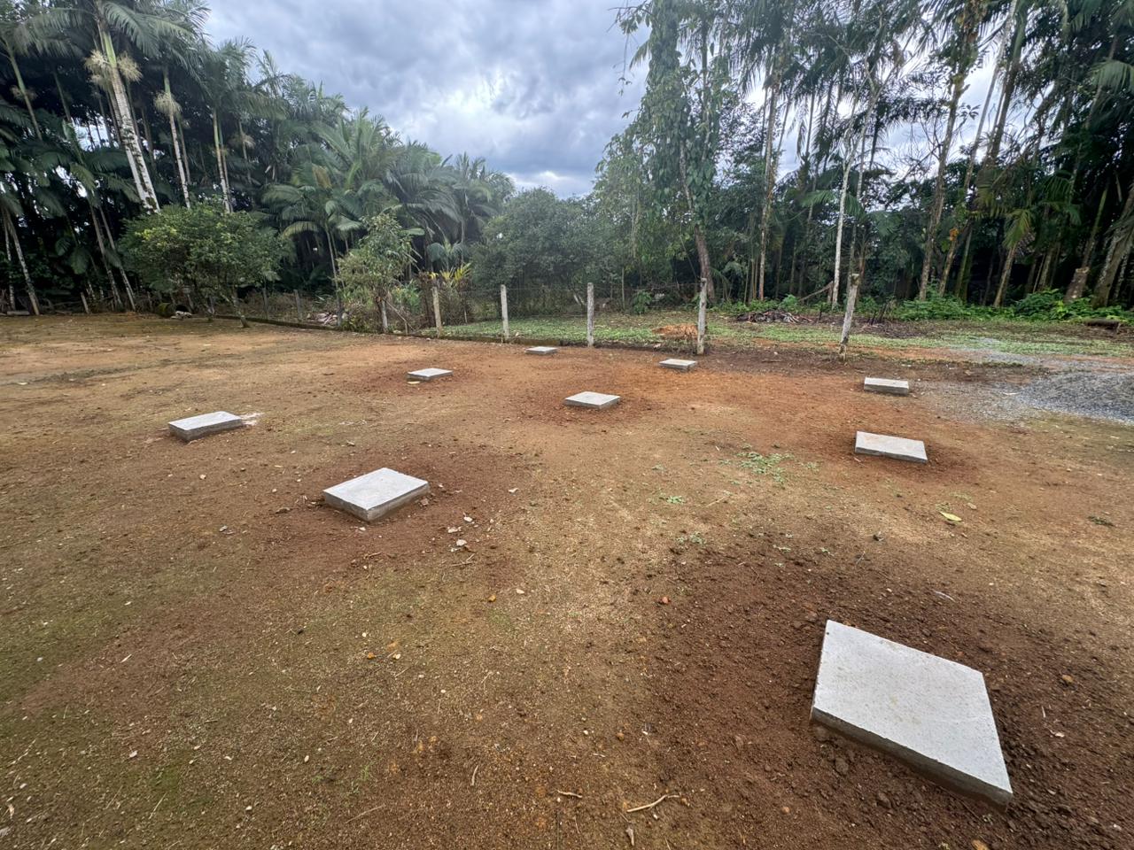 Blocos de fundação de concreto posicionados no terreno antes da instalação dos módulos