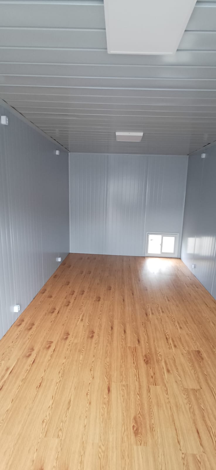 Interior do módulo estufa 3x6 com piso laminado e acabamento clean