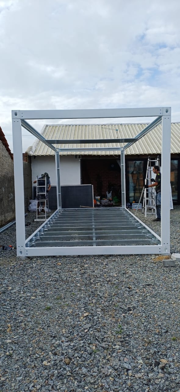 Estrutura metálica do módulo erguida sobre a base em Ubatuba