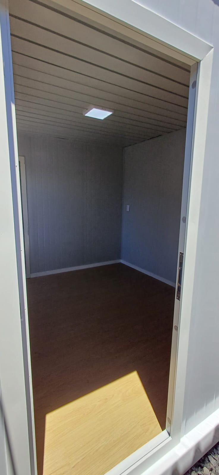 Porta interna do módulo ligando os ambientes de sala e cozinha