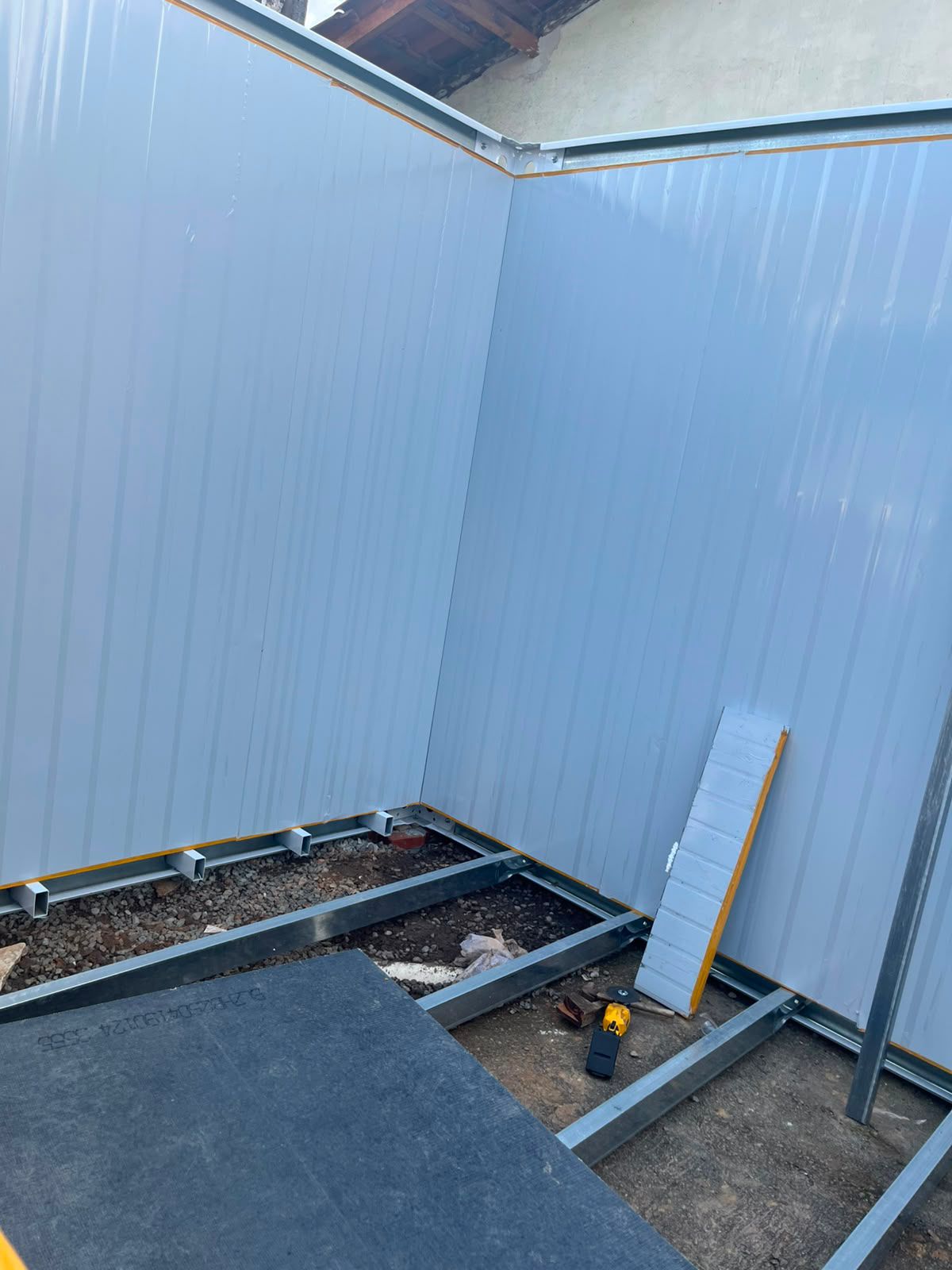 Estrutura metálica da base preparada sobre o terreno