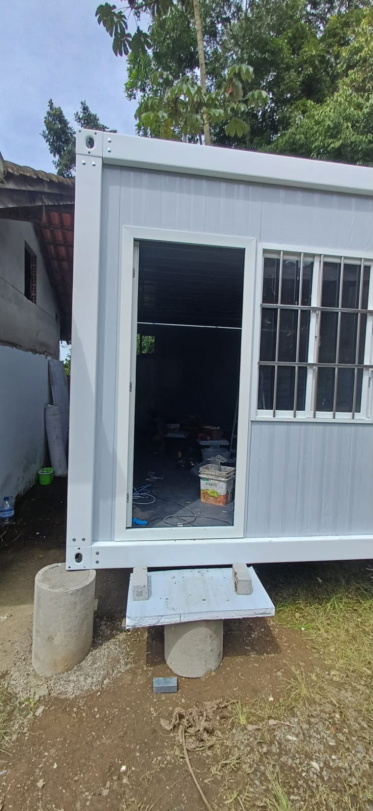 Módulo habitacional 3x6 de 18 m² em Blumenau durante a fase final de montagem, sobre fundação de pilares de concreto