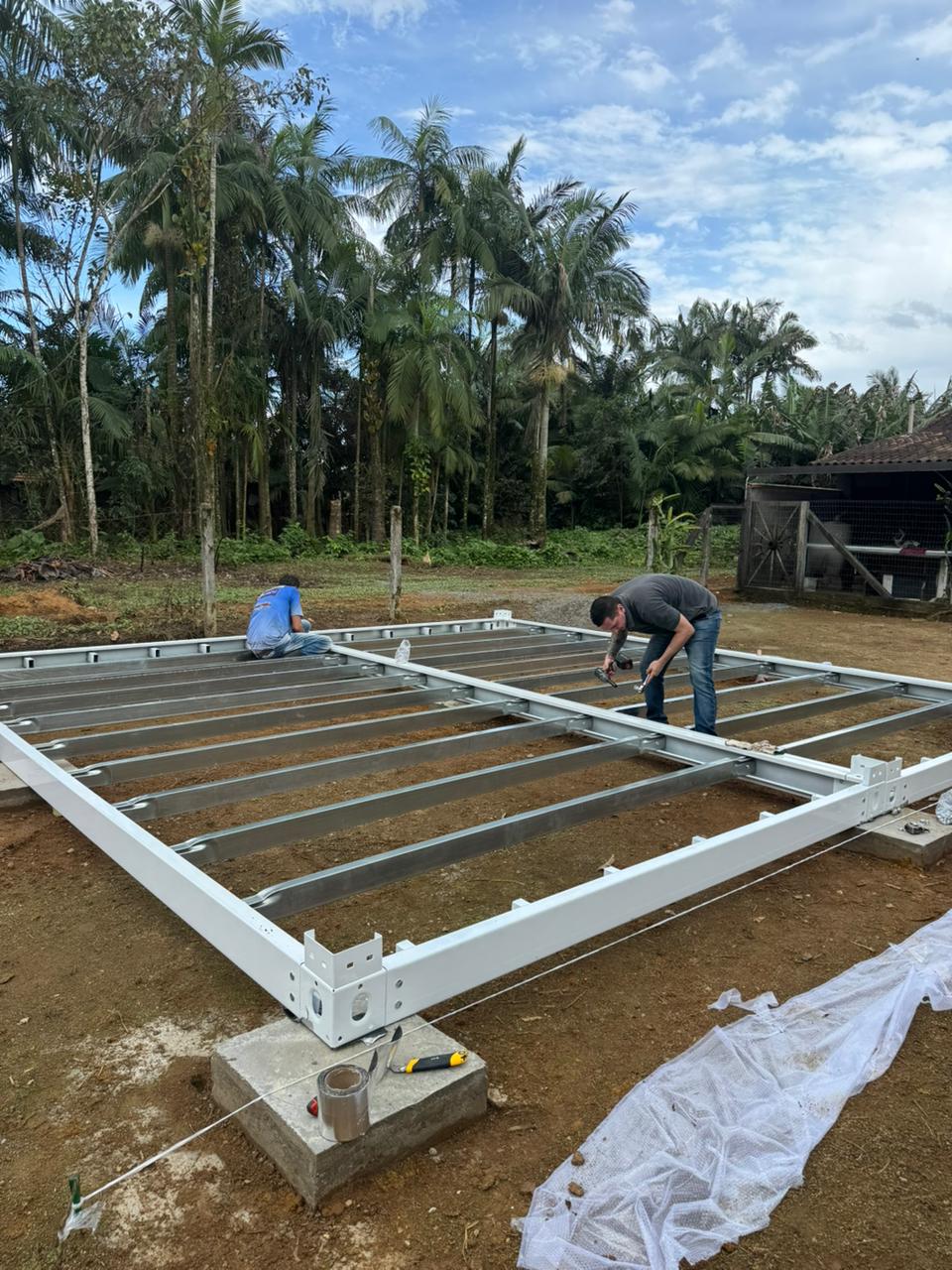Equipe montando a estrutura metálica do piso do módulo de 18 m²