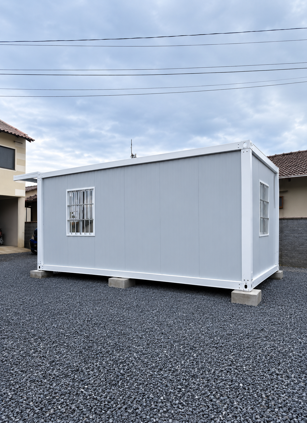 Vista lateral do módulo modular 3x6 de 18 m² finalizado sobre blocos de fundação em Guaramirim