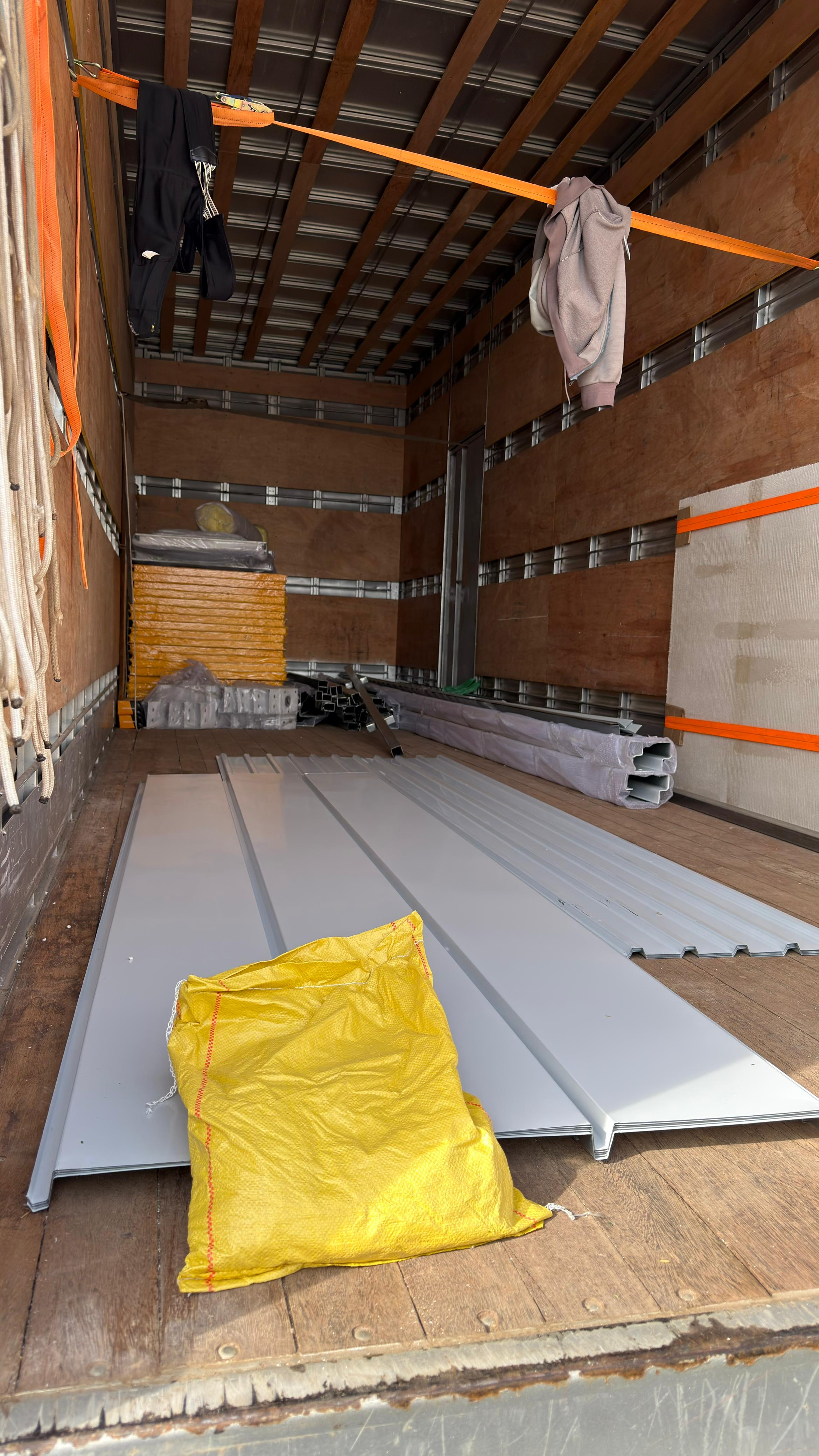 Materiais e painéis modulares transportados até o local da obra