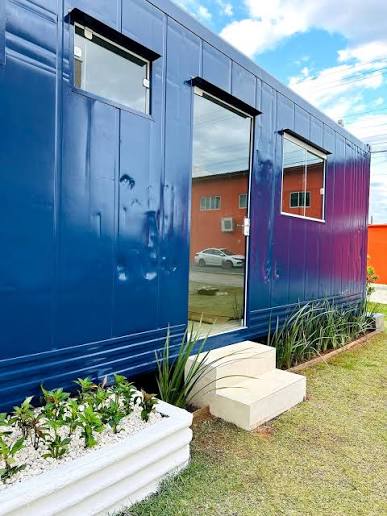 Casa container azul com acabamento completo
