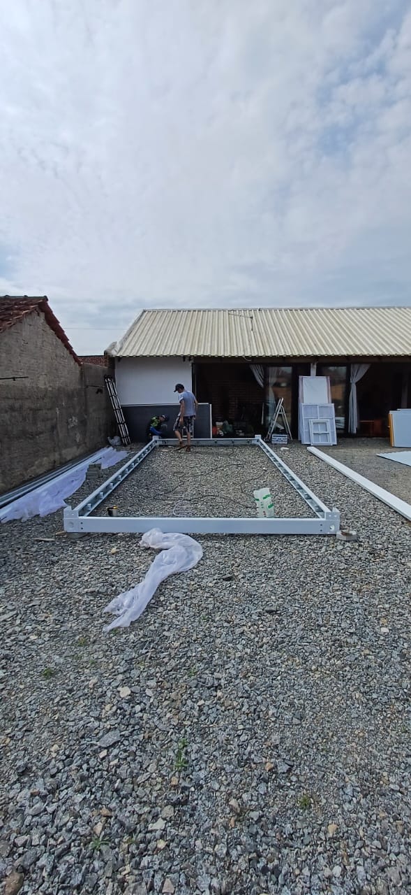 Base metálica do módulo de 3x7 metros montada sobre brita em Ubatuba, São Francisco do Sul