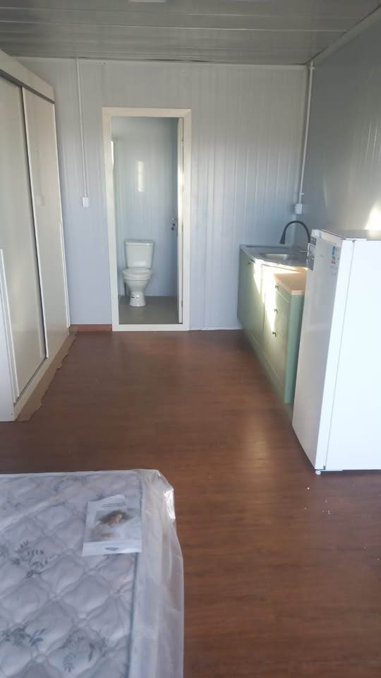 Interior com cozinha compacta modular