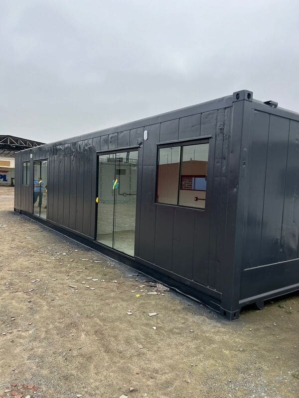 Kitnet modular escura com porta de correr e janela