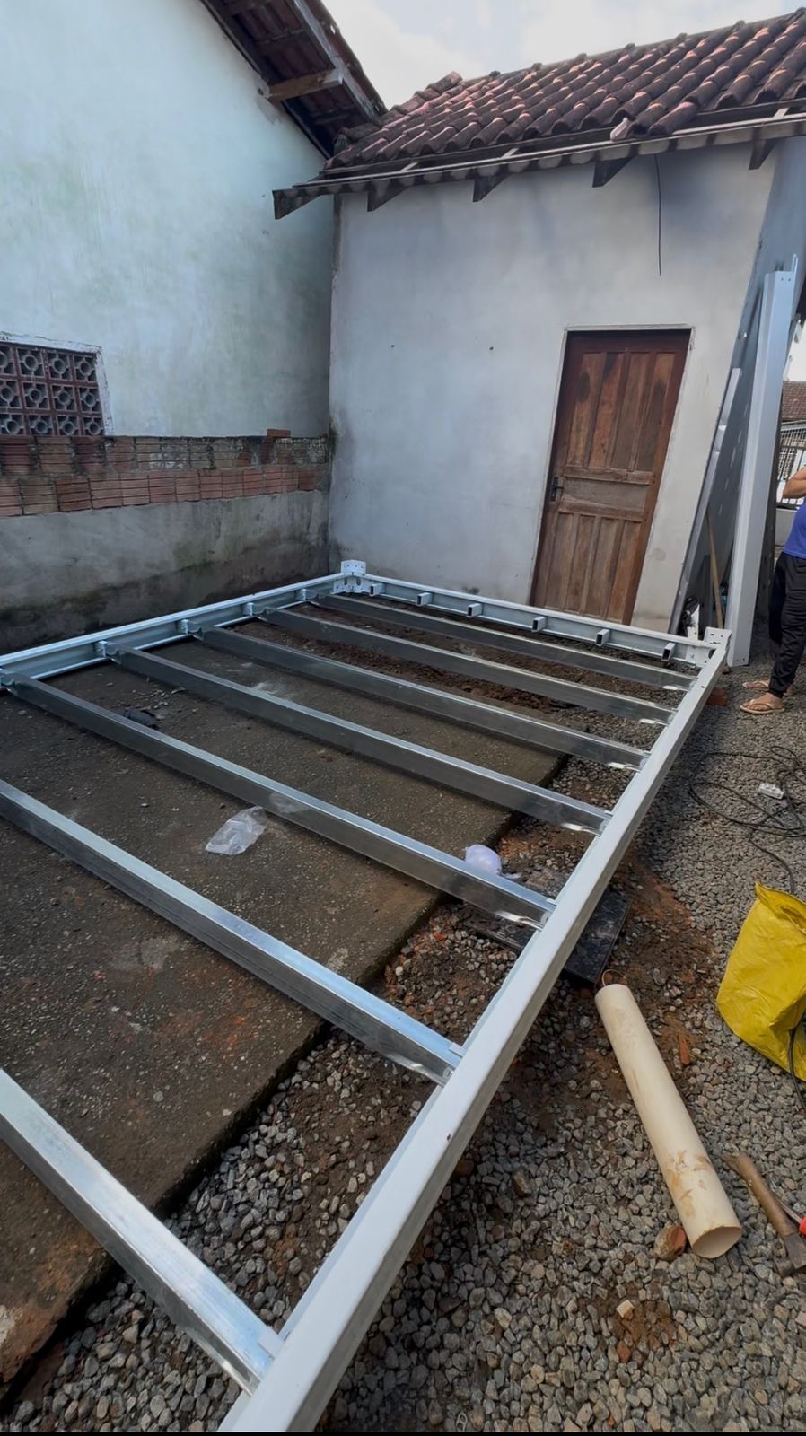 Estrutura metálica da base da kitnet modular sendo montada