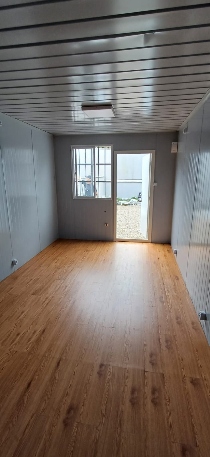 Vista interna do módulo 3x6 com porta e janela de ventilação