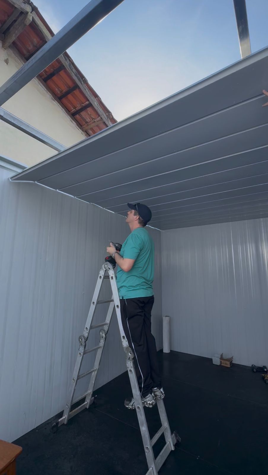 Instalação dos painéis de fechamento e teto da kitnet modular