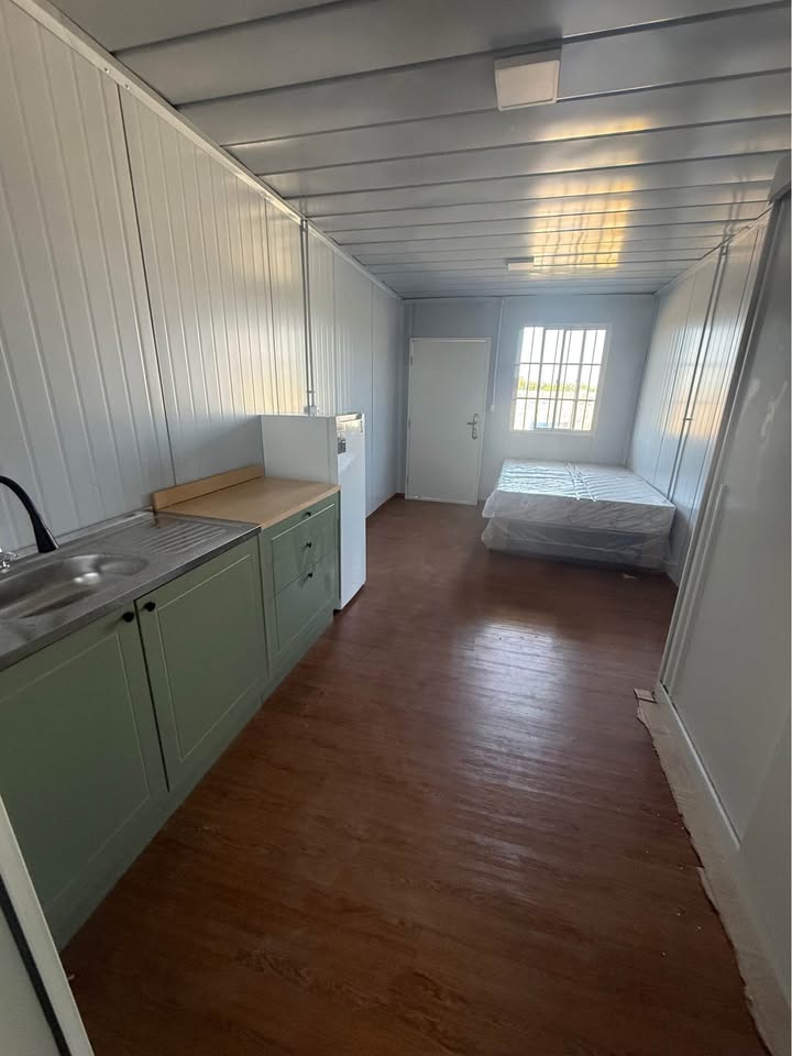 Cozinha e área de dormir em módulo container