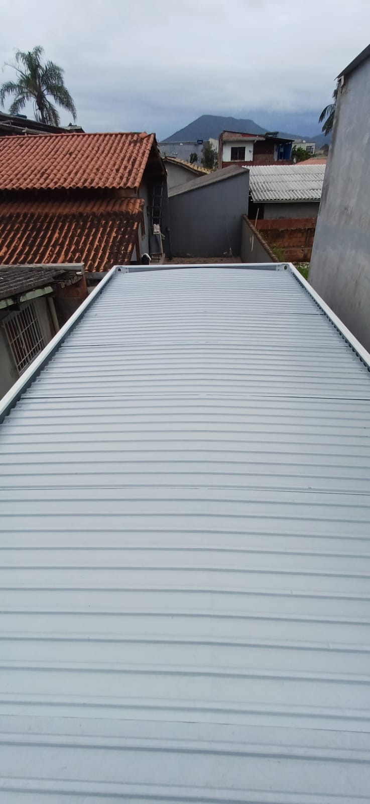 Telhado metálico do módulo modular 3x7 instalado no terreno em Itapema