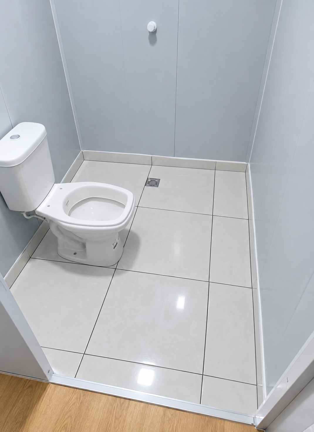 Banheiro do módulo 3x6 em Guaramirim com louças brancas e piso de porcelanato