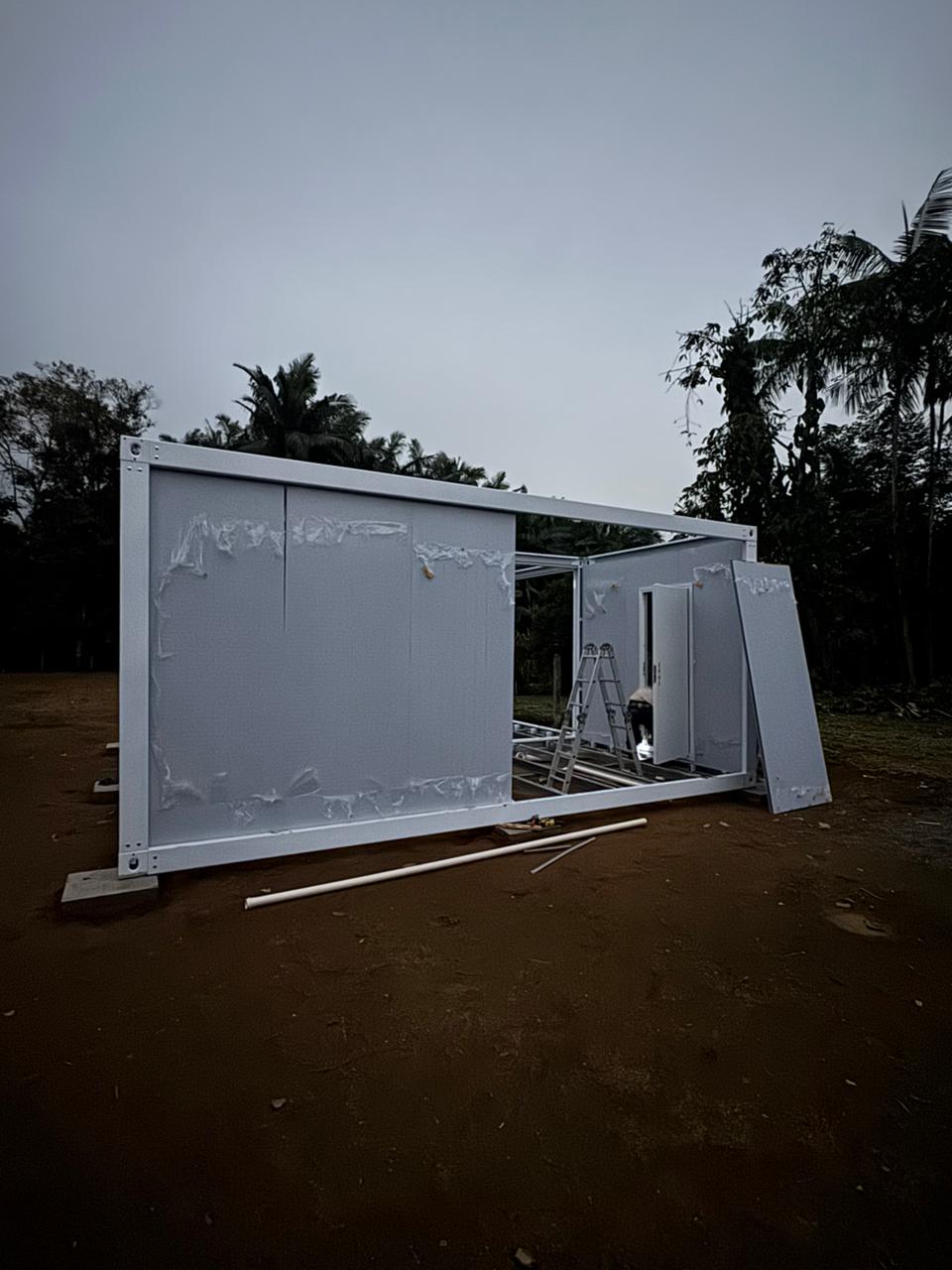 Fachada do módulo com painéis parcialmente instalados ao entardecer